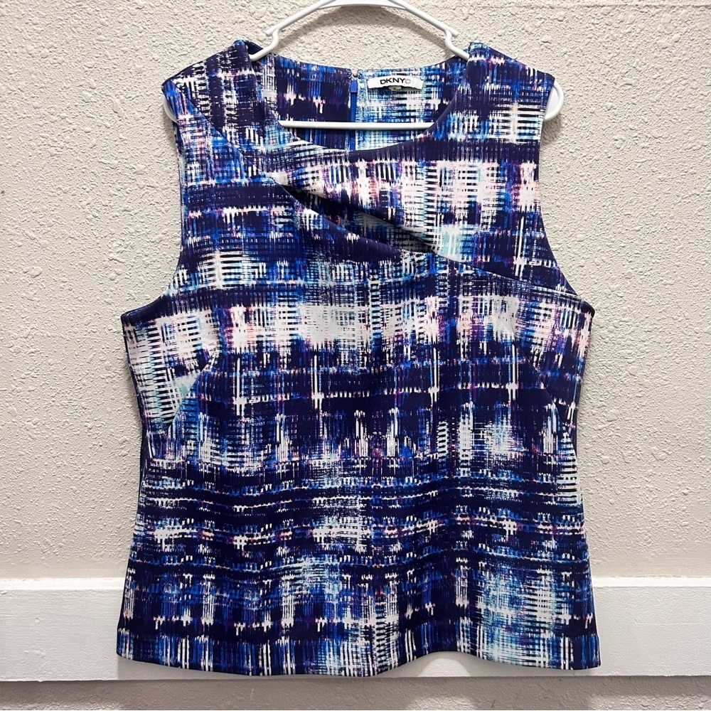 DKNYC Sleeveless Business Attire Top with Cutout XL